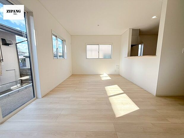 【居間・リビング】【リビング】キッチンと一体になったリビングはひろびろとしたくつろぎ空間を実現しています。 