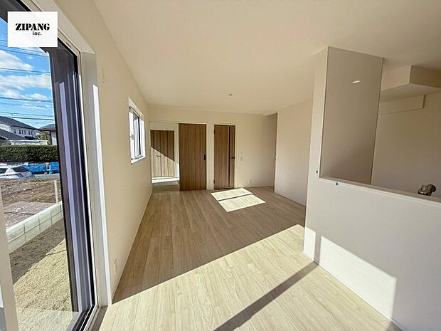 【居間・リビング】【リビング】キッチンと一体になったリビングはひろびろとしたくつろぎ空間を実現しています。