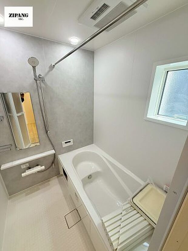 【風呂】【浴室】1坪タイプのお風呂。浴室暖房換気乾燥機付きで、雨の日の洗濯や冬の入浴を快適に過ごせます。