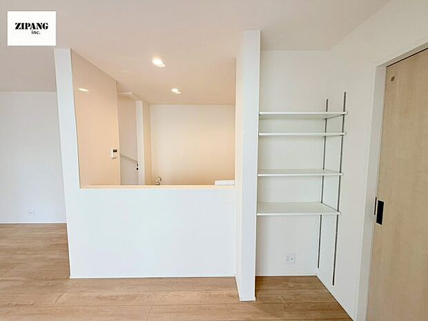 【キッチン】【キッチン】お子さまや家族と距離感近く料理が可能な対面式のシステムキッチンです。