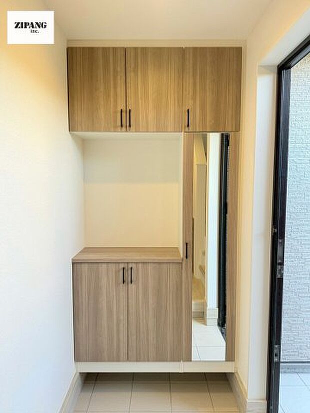 【玄関】【玄関】清潔感のある玄関収納は扉がミラー付きなのでお出かけ前に便利です。玄関タイルはお掃除しやすく清潔を保てます♪