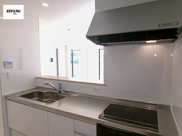 【キッチン】【キッチン】お子さまや家族と距離感近く料理が可能な対面式のシステムキッチンです。IHの3つ口コンロでお料理のレパートリーが増えそうです。