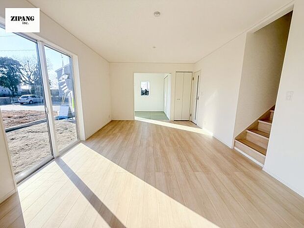 【居間・リビング】【リビング】キッチンと一体になったリビングはひろびろとしたくつろぎ空間を実現しています。