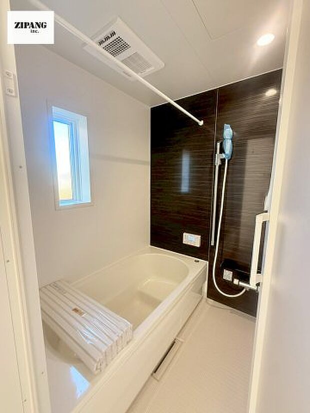 【風呂】【浴室】1坪タイプのお風呂。浴室暖房換気乾燥機付きで、雨の日の洗濯や冬の入浴を快適に過ごせます。