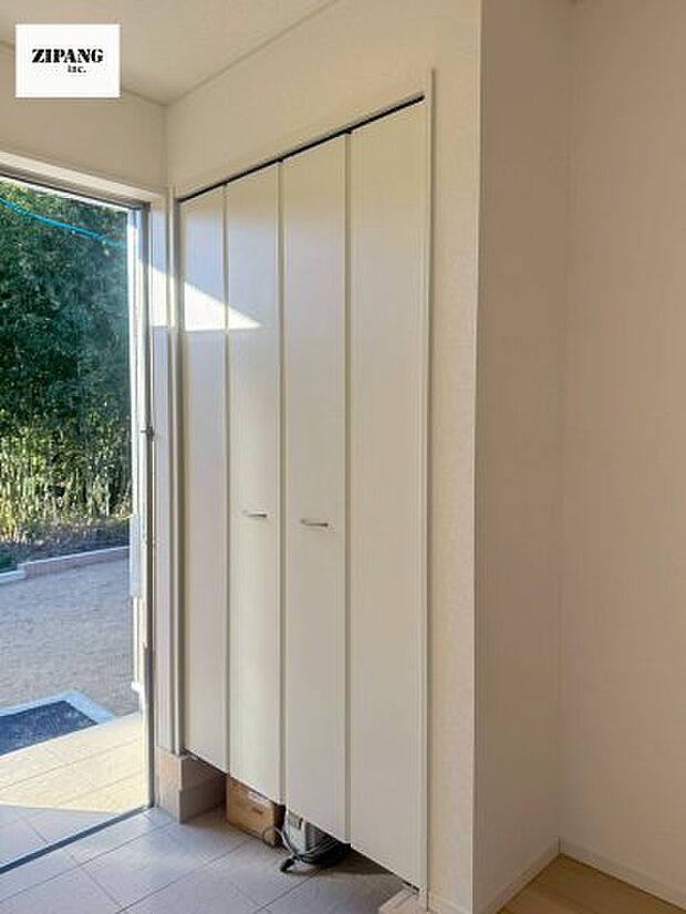 【玄関】【玄関】大容量の収納スペースは大家族でもらくらく収納可能です。