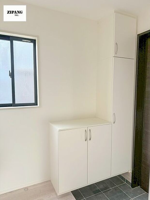 【玄関】【玄関】玄関に窓があるとお家全体が明るい印象を受けます。玄関タイルはお掃除しやすく清潔を保てます♪ 