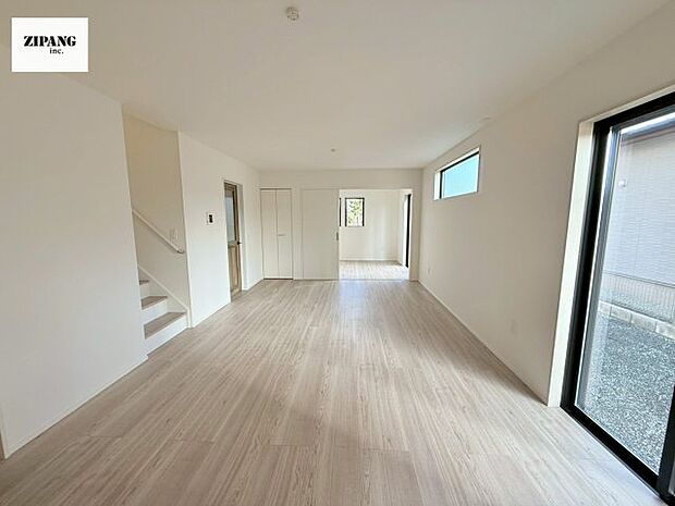 【居間・リビング】【リビング】キッチンと一体になったリビングはひろびろとしたくつろぎ空間を実現しています。