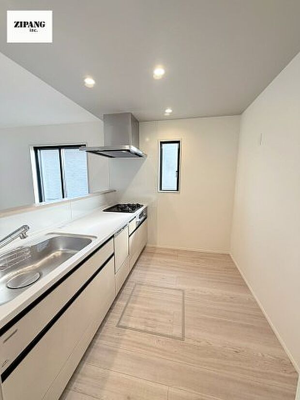 【キッチン】【キッチン】お子さまや家族と距離感近く料理が可能な対面式のシステムキッチンです。3口コンロのキッチンでお料理のレパートリーが増えそうです♪