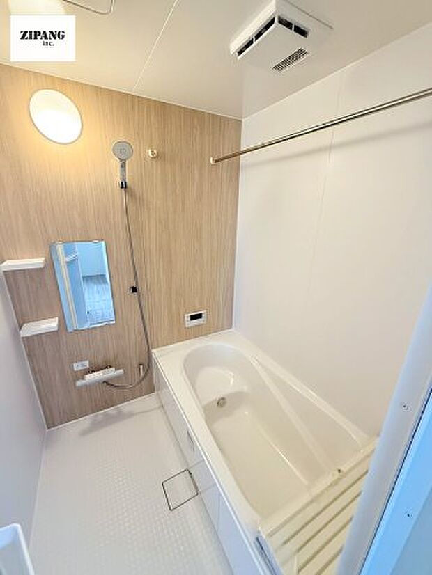 【風呂】【浴室】1坪タイプのお風呂。浴室暖房換気乾燥機付きで、雨の日の洗濯や冬の入浴を快適に過ごせます。