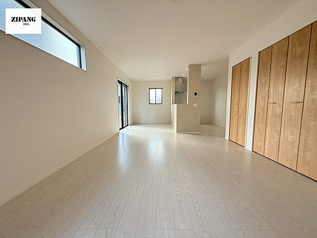 【居間・リビング】【リビング】キッチンと一体になったリビングはひろびろとしたくつろぎ空間を実現しています。