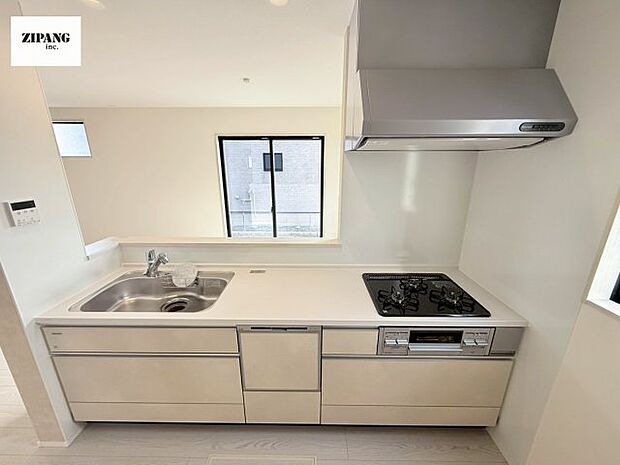 【キッチン】【キッチン】お子さまや家族と距離感近く料理が可能な対面式のシステムキッチンです。3口コンロのキッチンでお料理のレパートリーが増えそうです♪