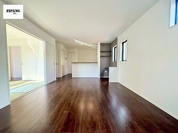 【居間・リビング】【リビング】キッチンと一体になったリビングはひろびろとしたくつろぎ空間を実現しています。