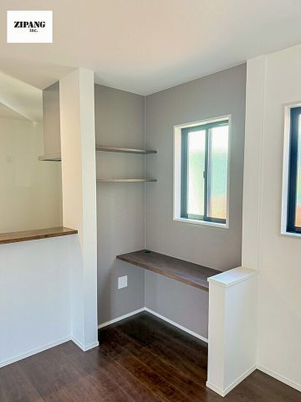 【居間・リビング】【スタディカウンター】リビングの一角に設置されたカウンターは、お子様の勉強や家事、ワークスペースに好評です。