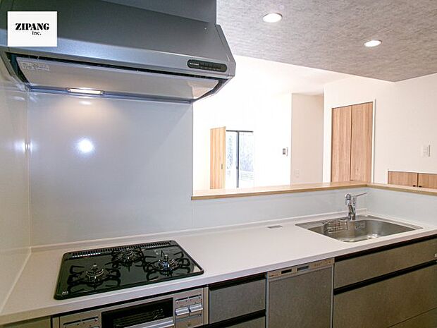 【キッチン】【キッチン】お子さまや家族と距離感近く料理が可能な対面式のシステムキッチンです。3口コンロのキッチンでお料理のレパートリーが増えそうです♪ 