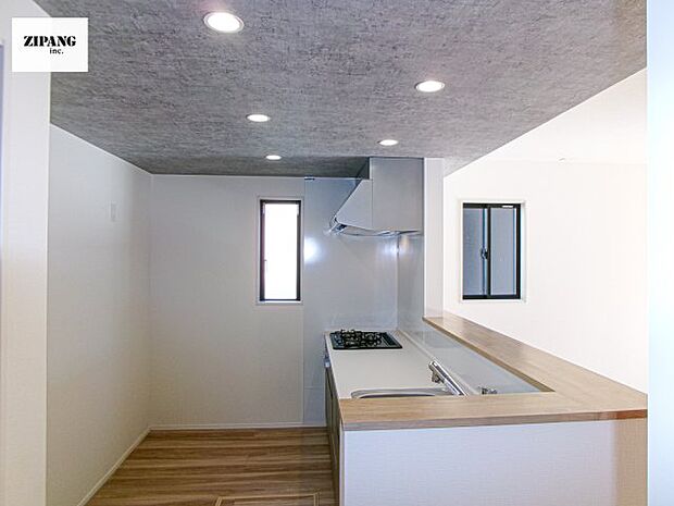 【キッチン】【キッチン】お子さまや家族と距離感近く料理が可能な対面式のシステムキッチンです。3口コンロのキッチンでお料理のレパートリーが増えそうです♪