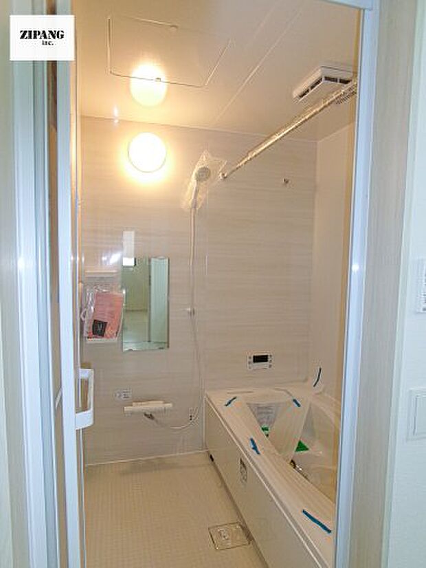 【風呂】【浴室】1坪タイプのお風呂。浴室暖房換気乾燥機付きで、雨の日の洗濯や冬の入浴を快適に過ごせます。