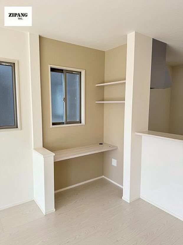 【居間・リビング】【スタディカウンター】リビングの一角に設置されたカウンターは、お子様の勉強や家事、ワークスペースに好評です。