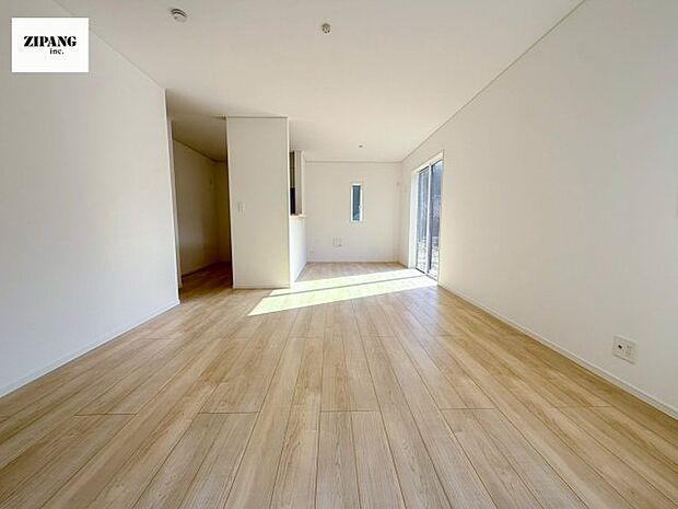 【居間・リビング】【リビング】キッチンと一体になったリビングはひろびろとしたくつろぎ空間を実現しています。