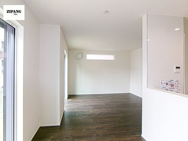 【居間・リビング】【リビング】キッチンと一体になったリビングはひろびろとしたくつろぎ空間を実現しています。