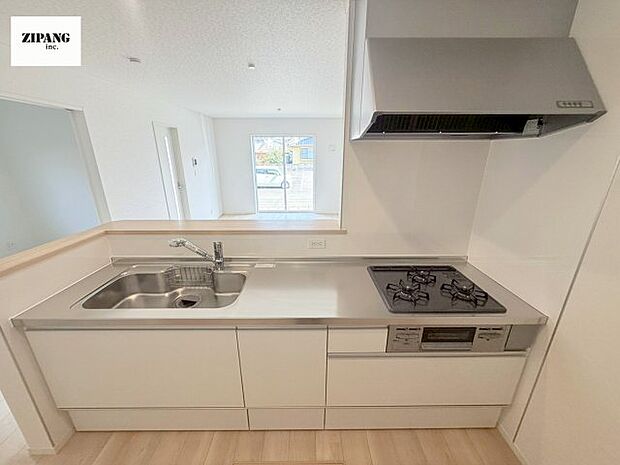 【キッチン】【キッチン】お子さまや家族と距離感近く料理が可能な対面式のシステムキッチンです。3口コンロのキッチンでお料理のレパートリーが増えそうです♪