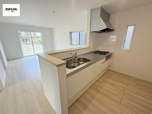 【キッチン】【キッチン】お子さまや家族と距離感近く料理が可能な対面式のシステムキッチンです。3口コンロのキッチンでお料理のレパートリーが増えそうです♪ 