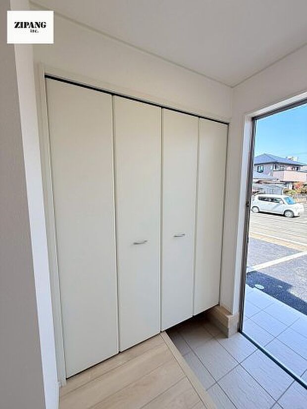 【玄関】【玄関】明るい玄関。大容量の収納スペースは大家族でもらくらく収納可能です。