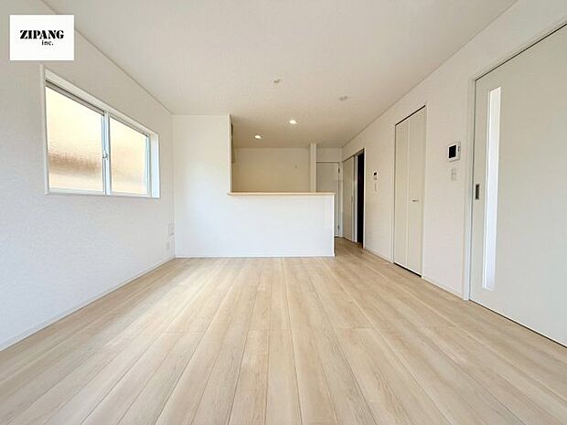 【居間・リビング】【リビング】キッチンと一体になったリビングはひろびろとしたくつろぎ空間を実現しています。