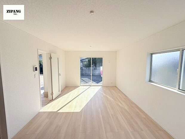 【居間・リビング】【リビング】キッチンと一体になったリビングはひろびろとしたくつろぎ空間を実現しています。