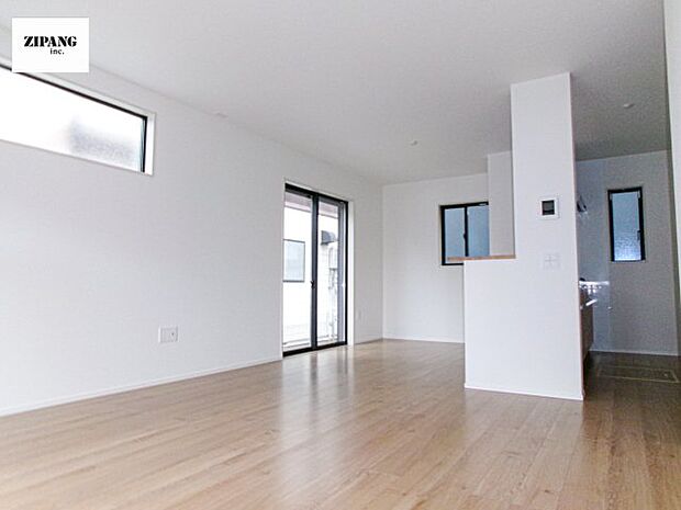 【居間・リビング】【リビング】キッチンと一体になったリビングはひろびろとしたくつろぎ空間を実現しています。