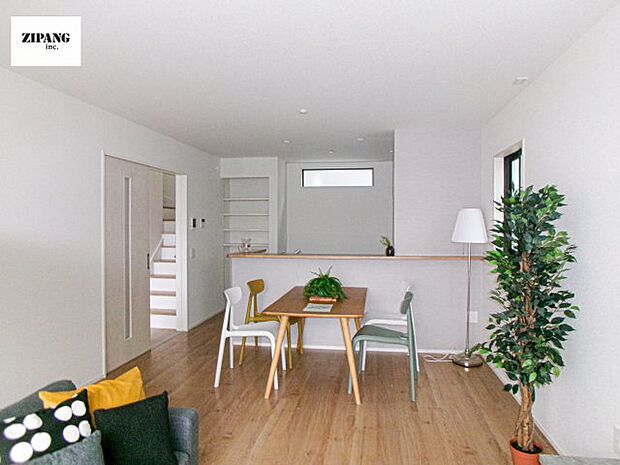 【居間・リビング】【リビング】キッチンと一体になったリビングはひろびろとしたくつろぎ空間を実現しています。 モデル家具設置中!家具配置の参考になります♪