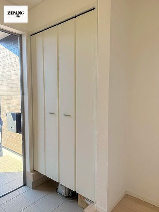 【玄関】【玄関】明るい玄関。大容量の収納スペースは大家族でもらくらく収納可能です。