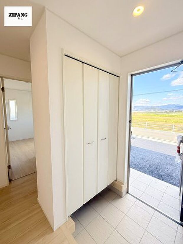 【収納】【玄関】明るい玄関。大容量の収納スペースは大家族でもらくらく収納可能です。