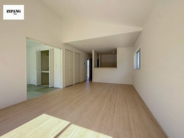 【居間・リビング】【リビング】キッチンと一体になったリビングはひろびろとしたくつろぎ空間を実現しています。