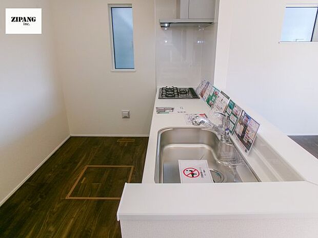 【キッチン】【キッチン】お子さまや家族と距離感近く料理が可能な対面式のシステムキッチンです。3口コンロのキッチンでお料理のレパートリーが増えそうです♪