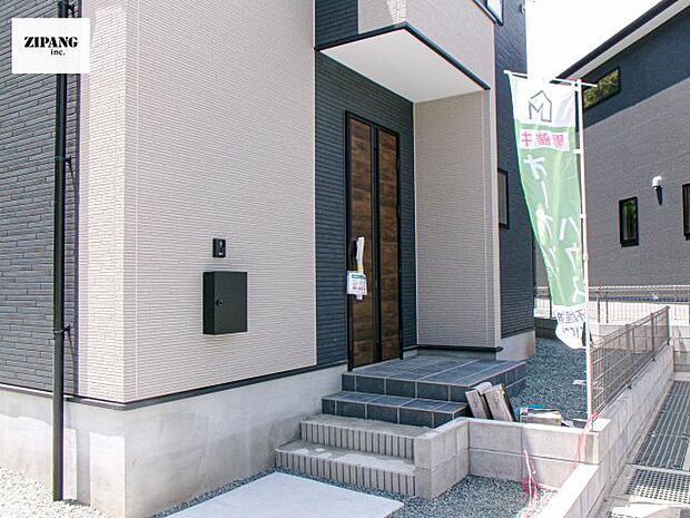 【玄関】【断熱玄関ドア】断熱性能にとって開口部の玄関はとても大事です。玄関先にはポスト、テレビカメラ付きのインターホンがあります。 