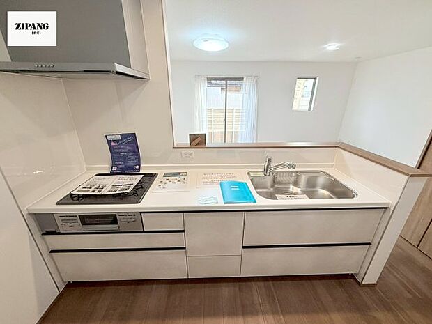 【キッチン】【キッチン】お子さまや家族と距離感近く料理が可能な対面式のシステムキッチンです。3口コンロのキッチンで料理をお楽しみください♪