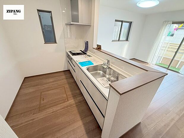 【キッチン】【キッチン】お子さまや家族と距離感近く料理が可能な対面式のシステムキッチンです。3口コンロのキッチンで料理をお楽しみください♪