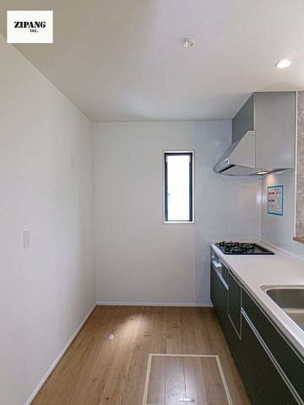 【キッチン】【キッチン】お子さまや家族と距離感近く料理が可能な対面式のシステムキッチンです。3口コンロのキッチンで料理をお楽しみください♪ 