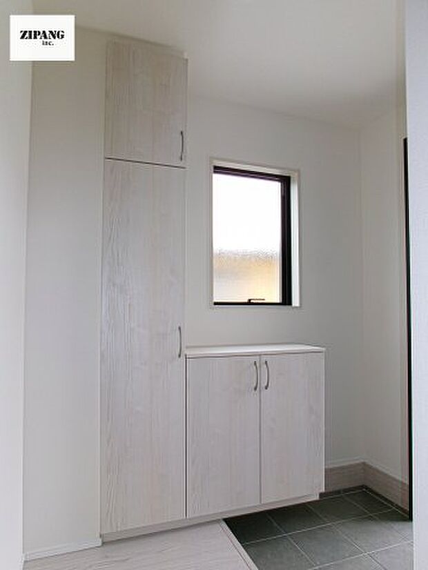 【玄関】【玄関】明るくすっきりした玄関が家族やお客さまを迎えてくれます。玄関タイルはお掃除しやすく清潔を保てます♪ 