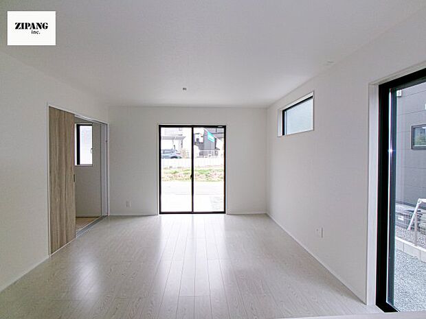 【居間・リビング】【リビング】キッチンと一体になったリビングはひろびろとしたくつろぎ空間を実現しています。 