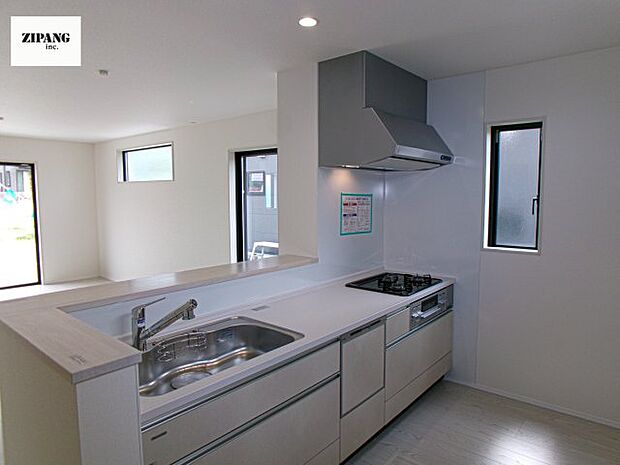 【キッチン】【キッチン】お子さまや家族と距離感近く料理が可能な対面式のシステムキッチンです。3口コンロのキッチンでお料理のレパートリーが増えそうです♪ 