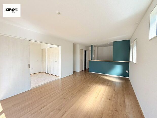 【居間・リビング】【リビング】キッチンと一体になったリビングはひろびろとしたくつろぎ空間を実現しています。 