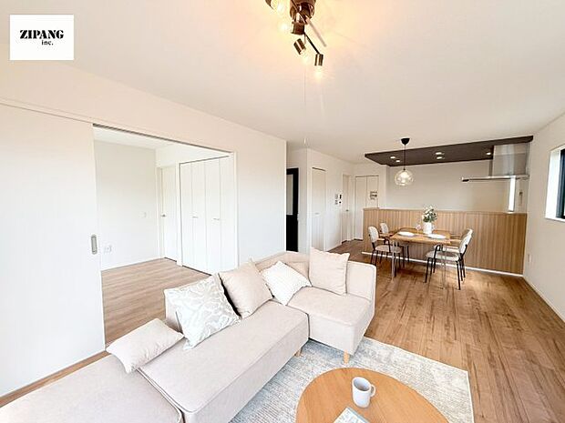 【居間・リビング】【リビング】キッチンと一体になったリビングはひろびろとしたくつろぎ空間を実現しています。 モデル家具設置中!家具配置の参考になります♪