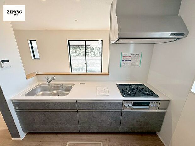 【キッチン】【キッチン】お子さまや家族と距離感近く料理が可能な対面式のシステムキッチンです。IHの3つ口コンロでお料理のレパートリーが増えそうです。