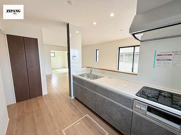 【キッチン】【キッチン】お子さまや家族と距離感近く料理が可能な対面式のシステムキッチンです。IHの3つ口コンロでお料理のレパートリーが増えそうです。