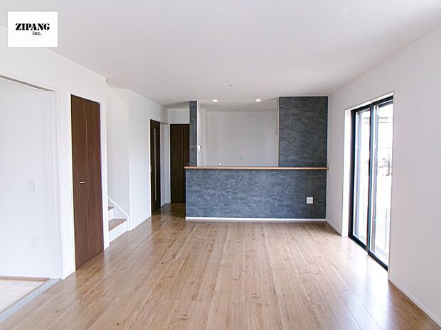 【居間・リビング】【リビング】キッチンと一体になったリビングはひろびろとしたくつろぎ空間を実現しています。