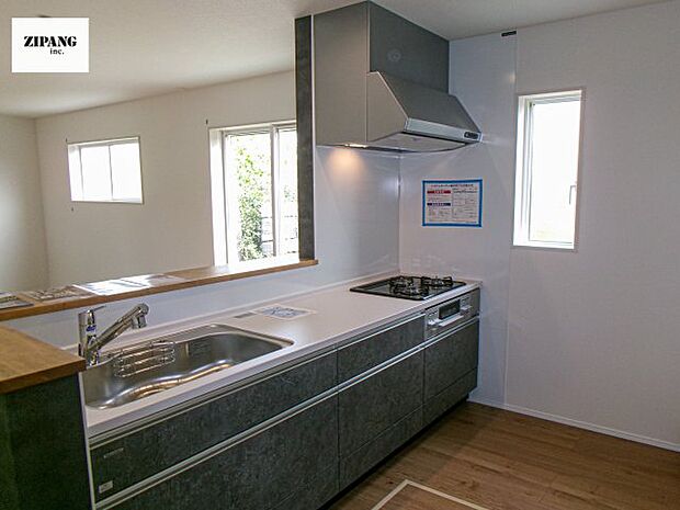 【キッチン】【キッチン】お子さまや家族と距離感近く料理が可能な対面式のシステムキッチンです。IHの3つ口コンロでお料理のレパートリーが増えそうです。 