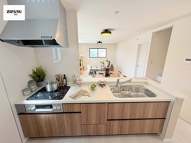 【キッチン】【キッチン】お子さまや家族と距離感近く料理が可能な対面式のシステムキッチンです。3口コンロのキッチンでお料理のレパートリーが増えそうです♪