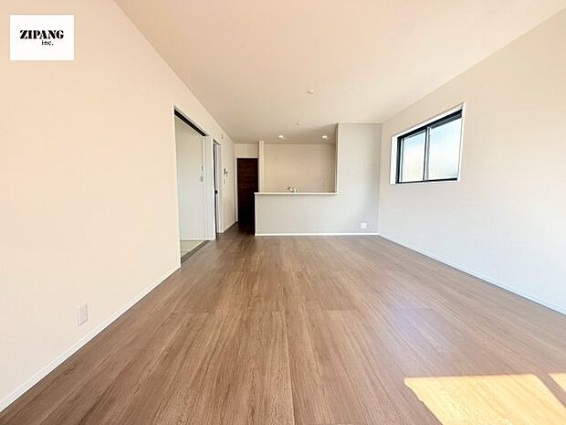 【居間・リビング】【リビング】キッチンと一体になったリビングはひろびろとしたくつろぎ空間を実現しています。 