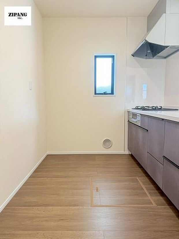 【キッチン】【キッチン】お子さまや家族と距離感近く料理が可能な対面式のシステムキッチンです。3口コンロのキッチンでお料理のレパートリーが増えそうです♪